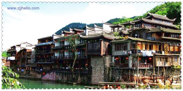 張家界、黃石寨、金鞭溪、袁家界、天子山、十里畫(huà)廊、黃龍洞、寶峰湖、天門(mén)山、鳳凰古城四日游